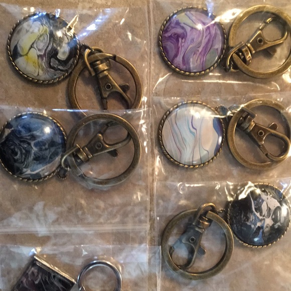 💥 CUSTOM KEYCHAINS! 💥 - Picture 1 of 8